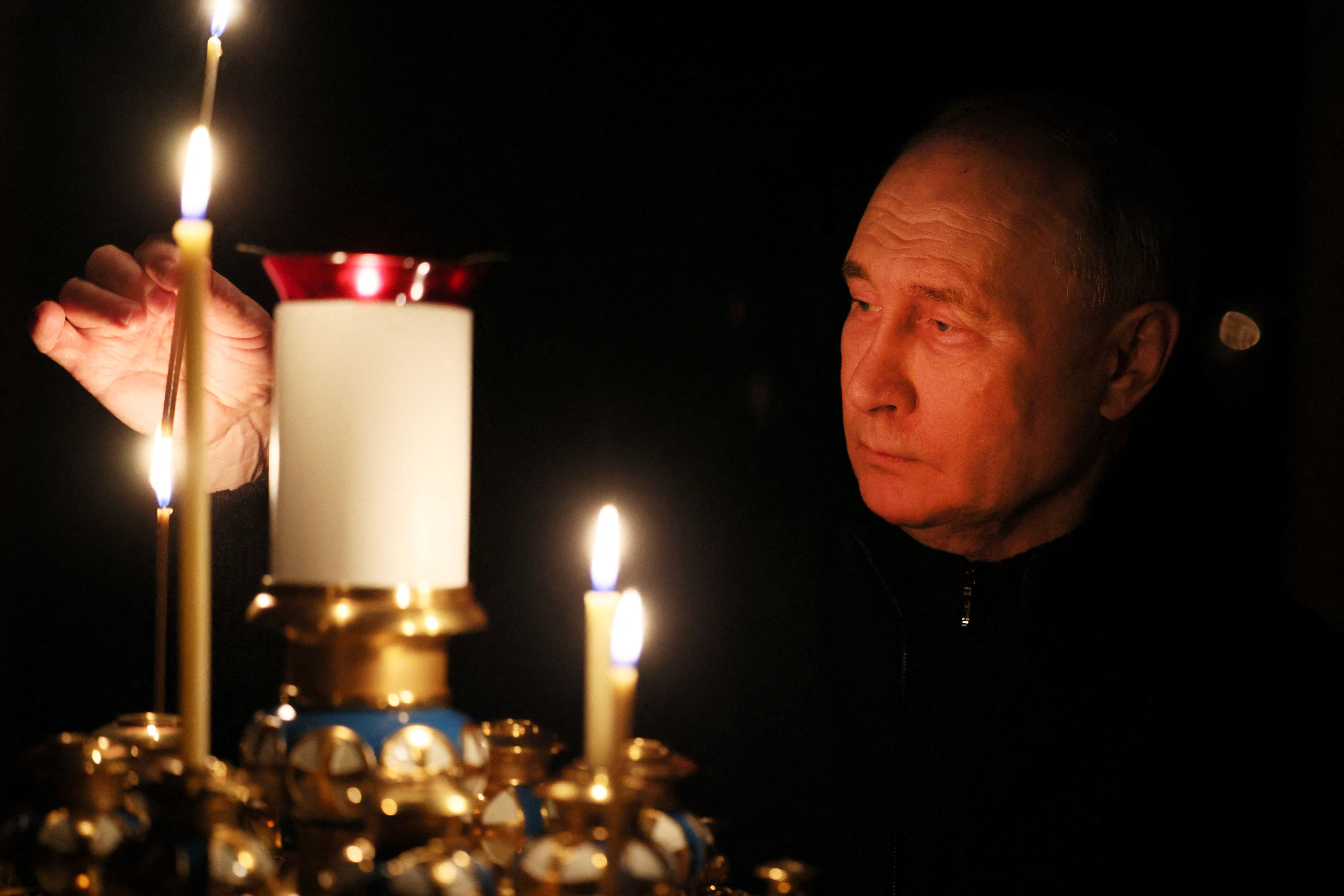 Putin hatte seinen ersten „öffentlichen Auftritt“ nach dem Terroranschlag, als er in einer Kirche außerhalb von Moskau eine Kerze anzündete
