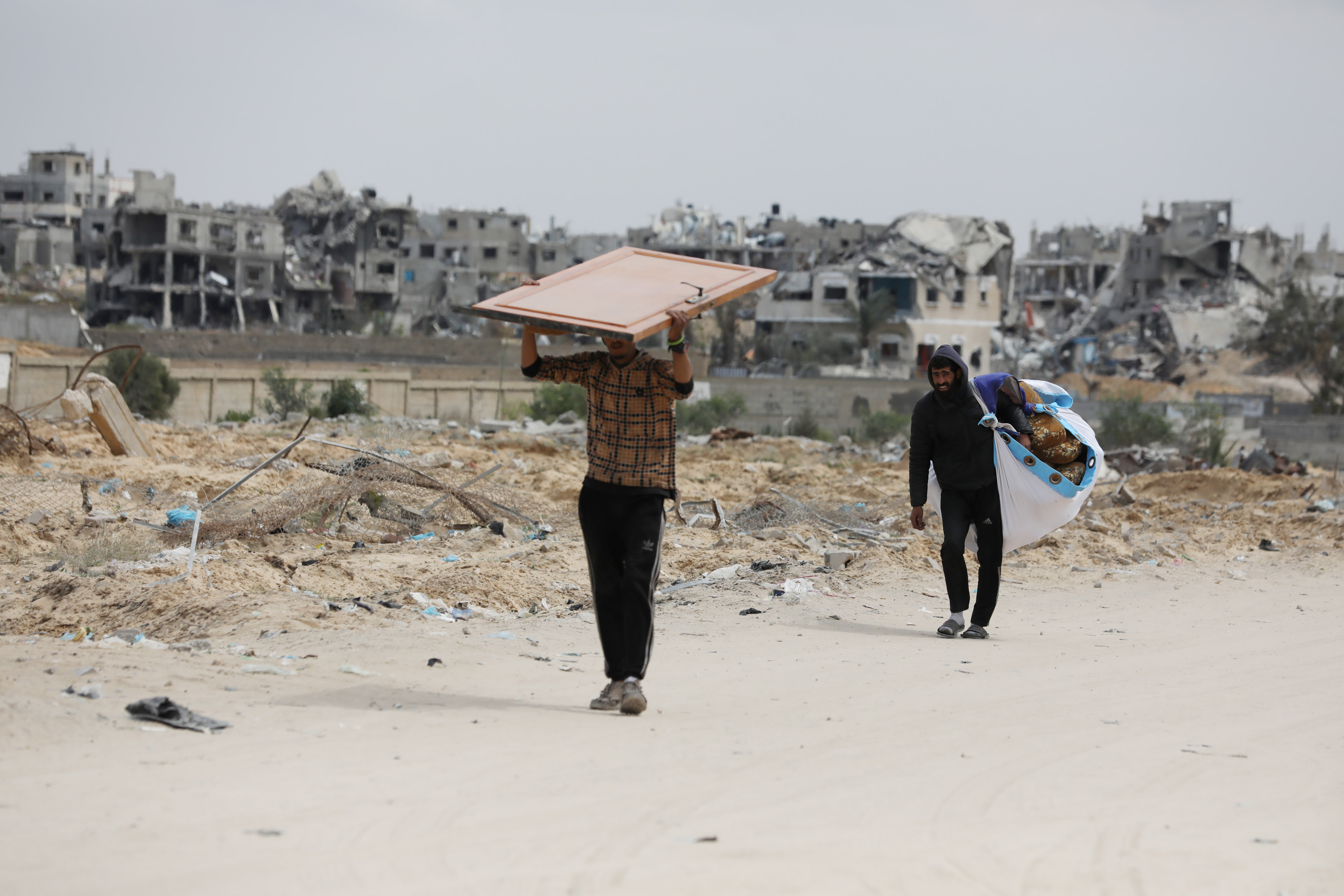 Binnenvertriebene Palästinenser auf dem Weg nach Rafah, als die IDF sie aus ihren Häusern zwang