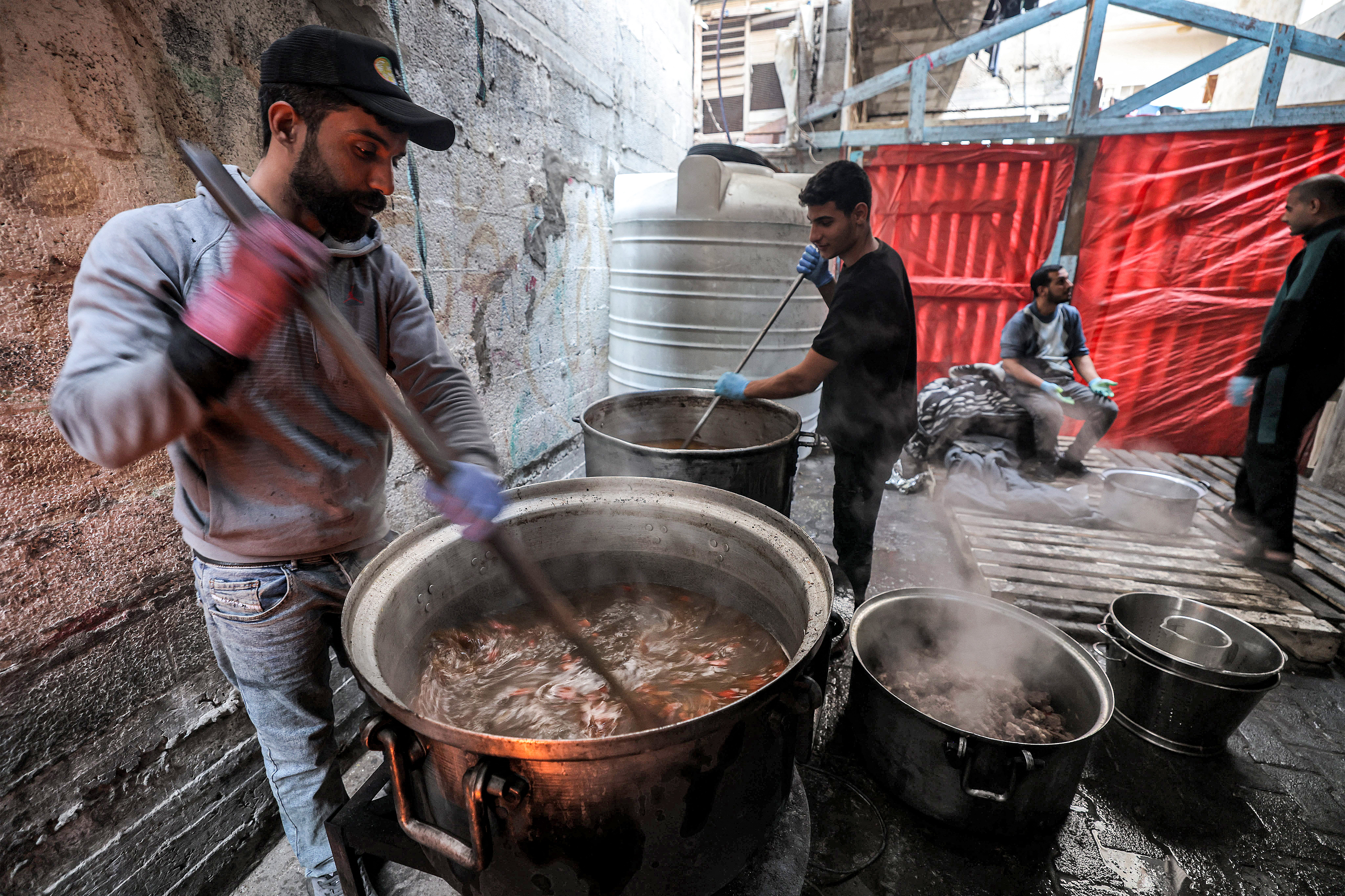 Freiwillige kochen Mahlzeiten für Menschen, die in Flüchtlingslagern in Rafah ihr Fasten brechen