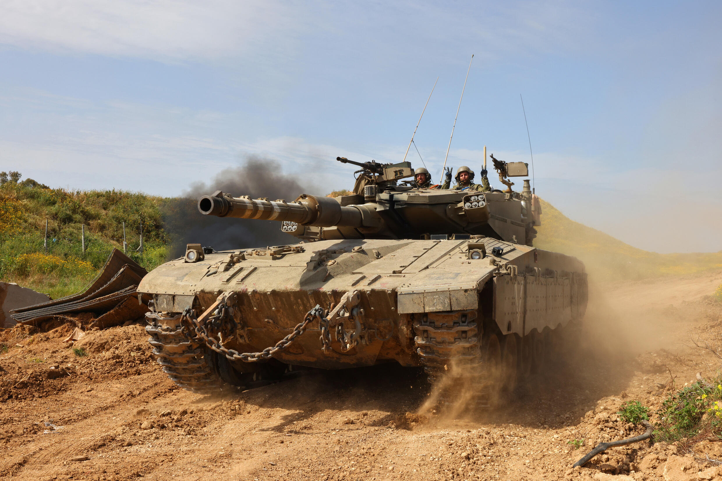Ein israelischer Panzer bewegt sich entlang der Grenze zum Gazastreifen