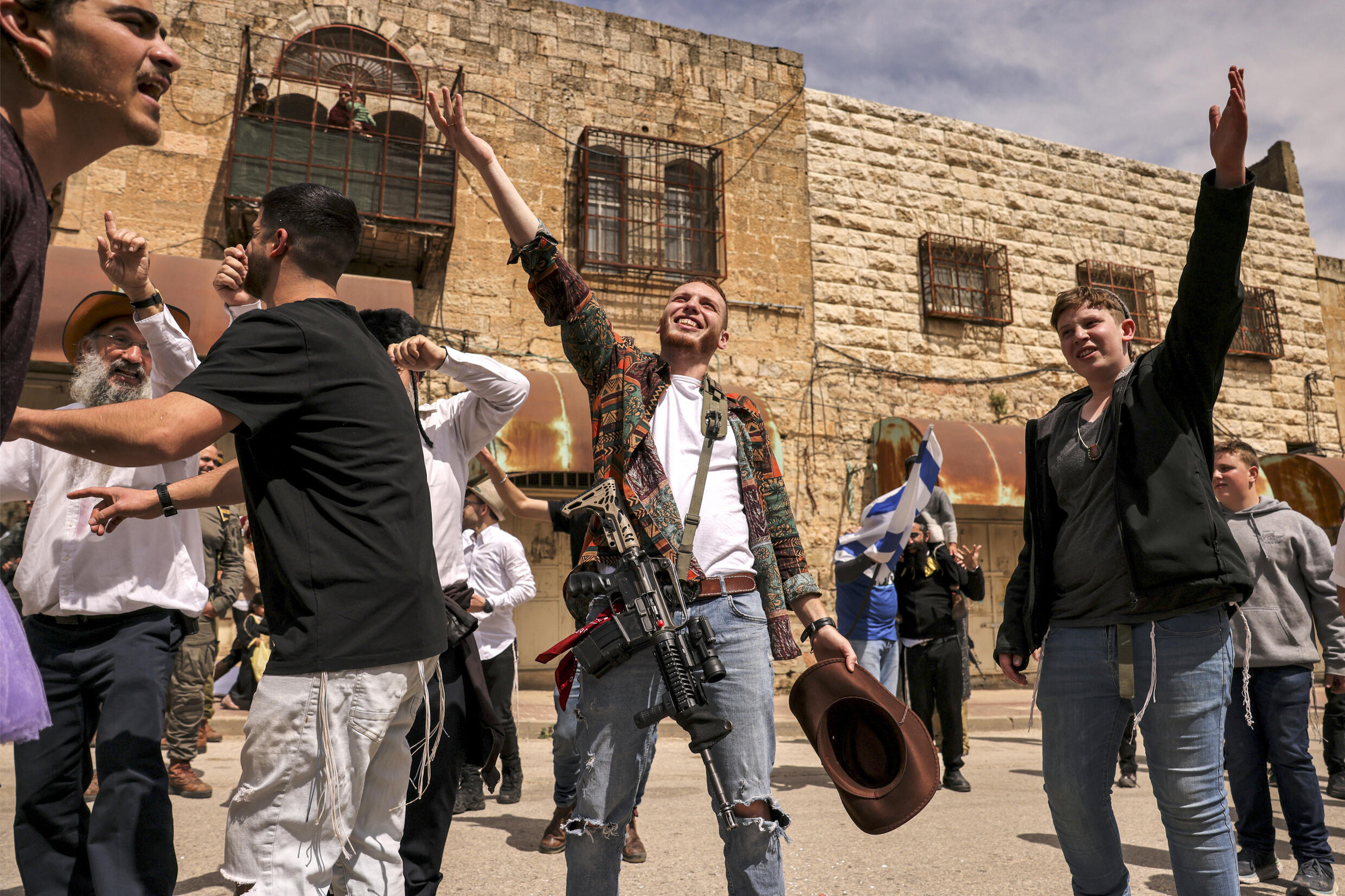 Israelische Siedler in Purim-Kostümen auf der Al-Shuhada-Straße, die in der geteilten Stadt Hebron im israelisch besetzten Westjordanland während der Feierlichkeiten zum jüdischen Feiertag Purim weitgehend für Palästinenser gesperrt ist
