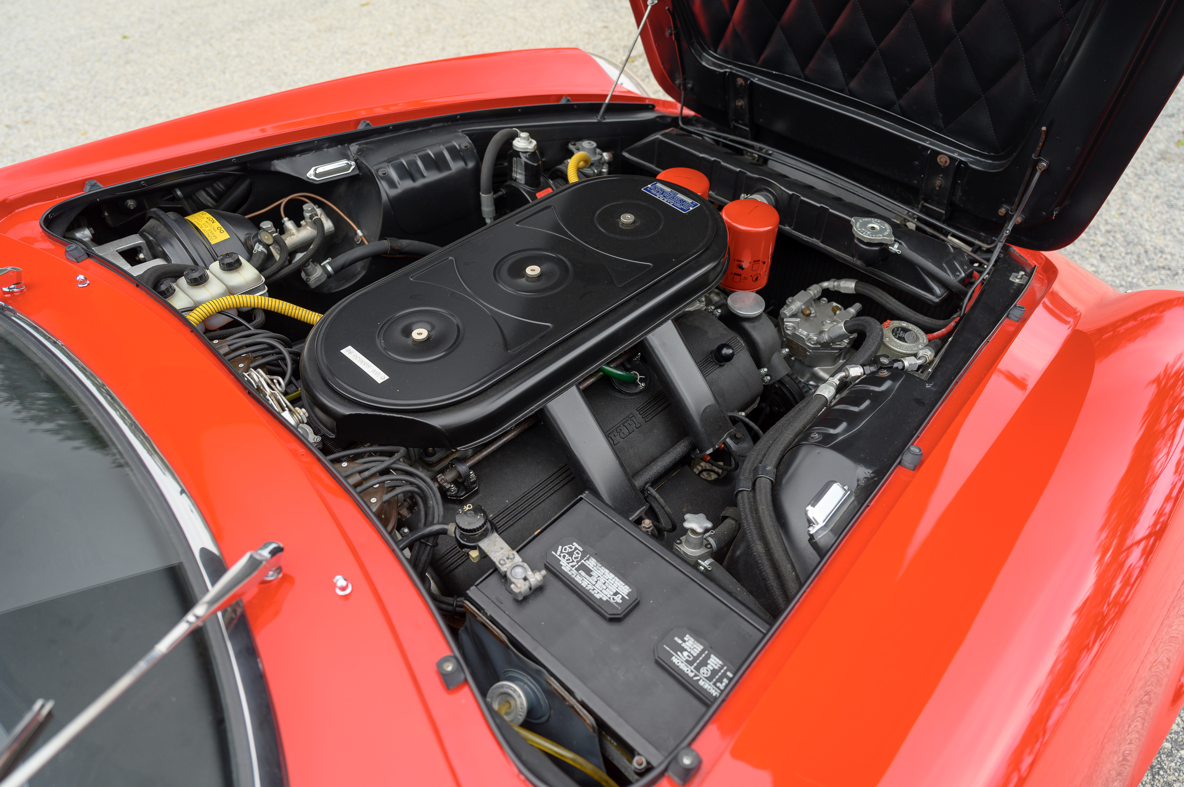 Der luxuriöse Motor ist mit einem 4,4-Liter-V12-Kompressormotor mit 4.390 cm³ Hubraum ausgestattet