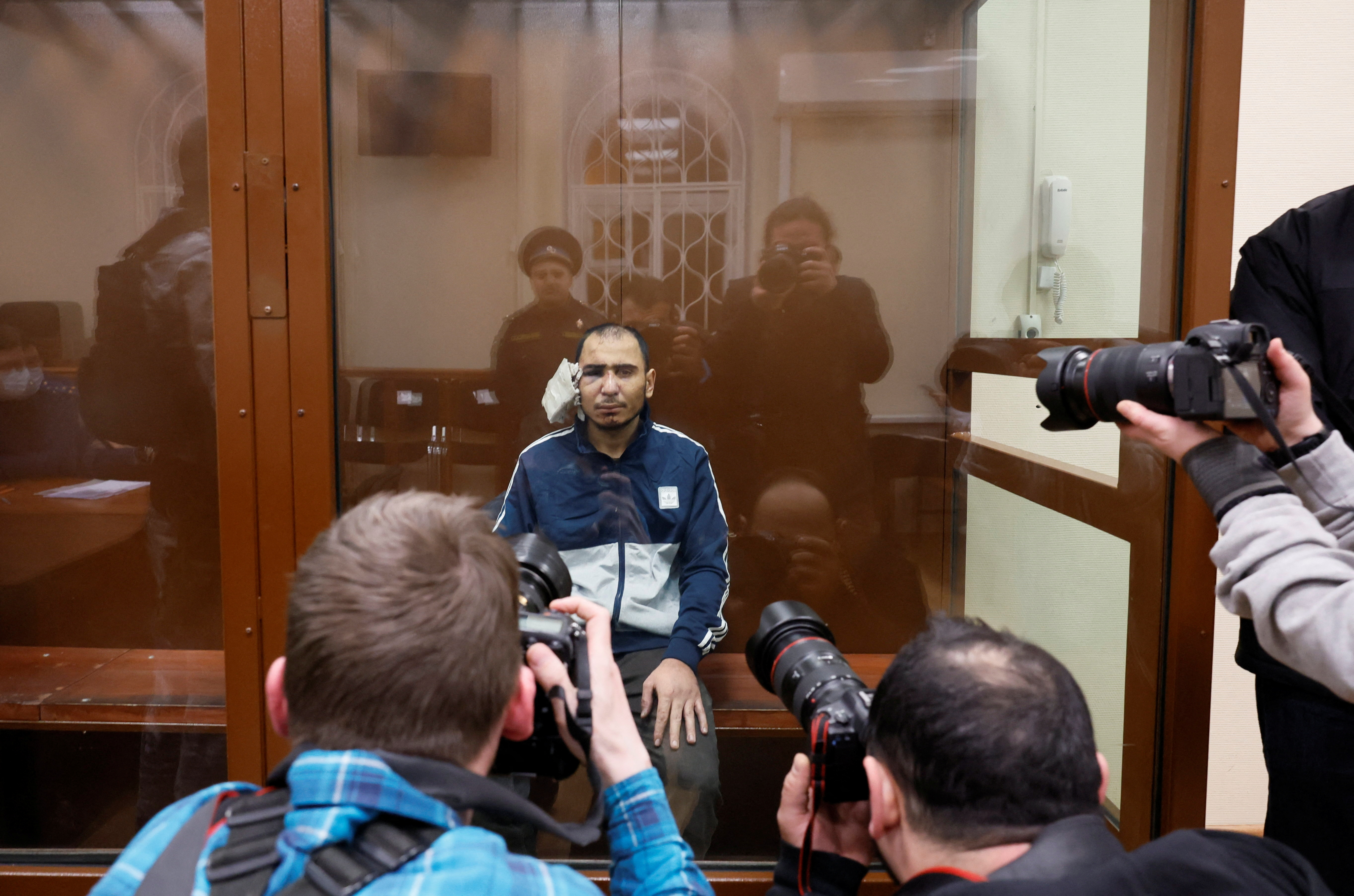 Saidakrami Murodali Rachabalizoda wurde vor Gericht in einem Glaskäfig ausgestellt, nachdem ihm ein Ohr abgeschnitten worden war