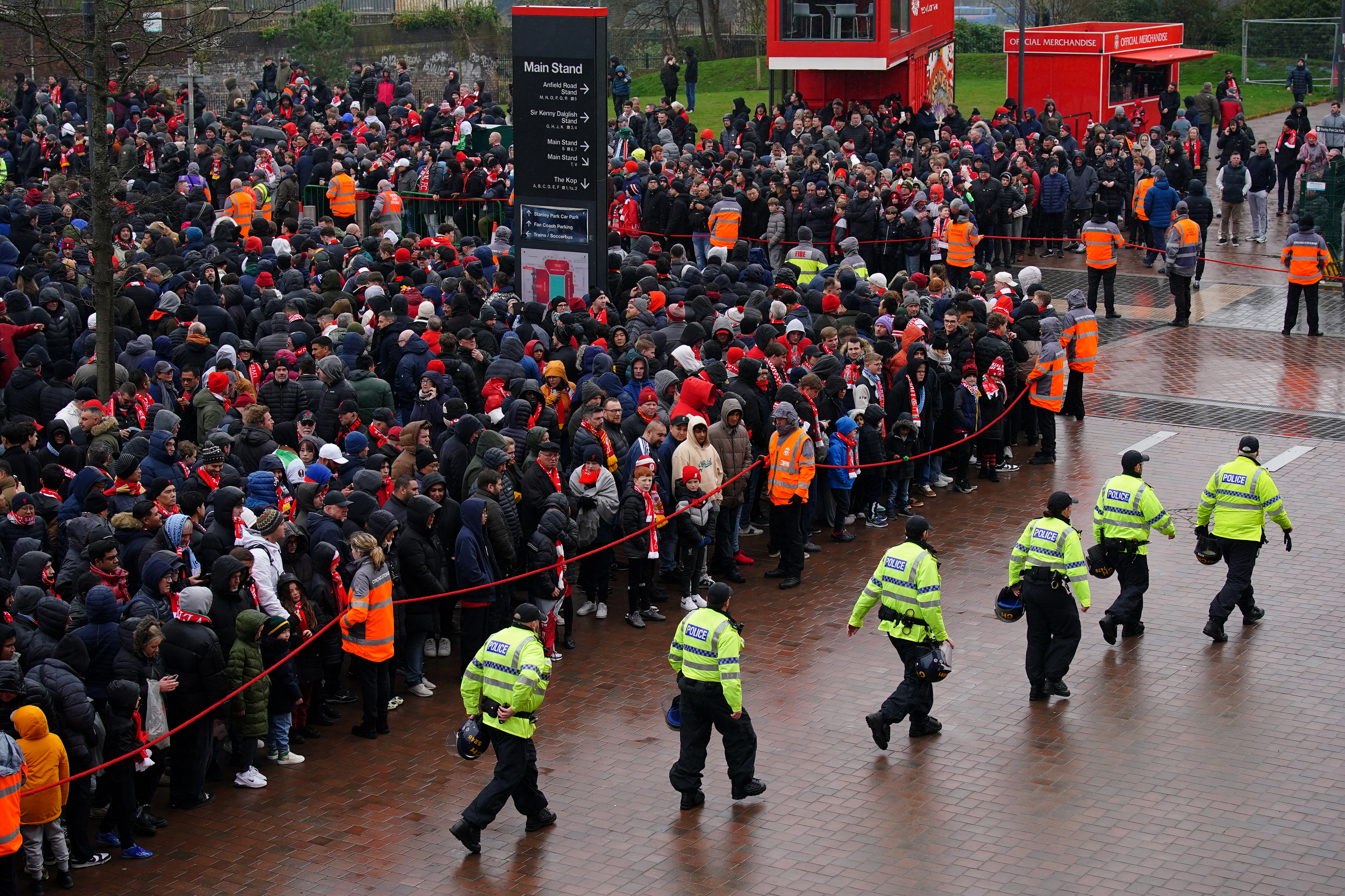 Die Polizei geht vor dem Premier-League-Spiel in Anfield durch die Liverpool-Fans vor dem Stadion