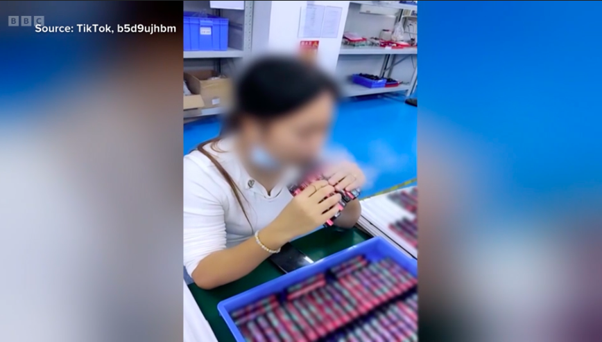 Eine Frau saugte eine Handvoll E-Zigaretten, bevor sie sie zum Verkauf verpackte