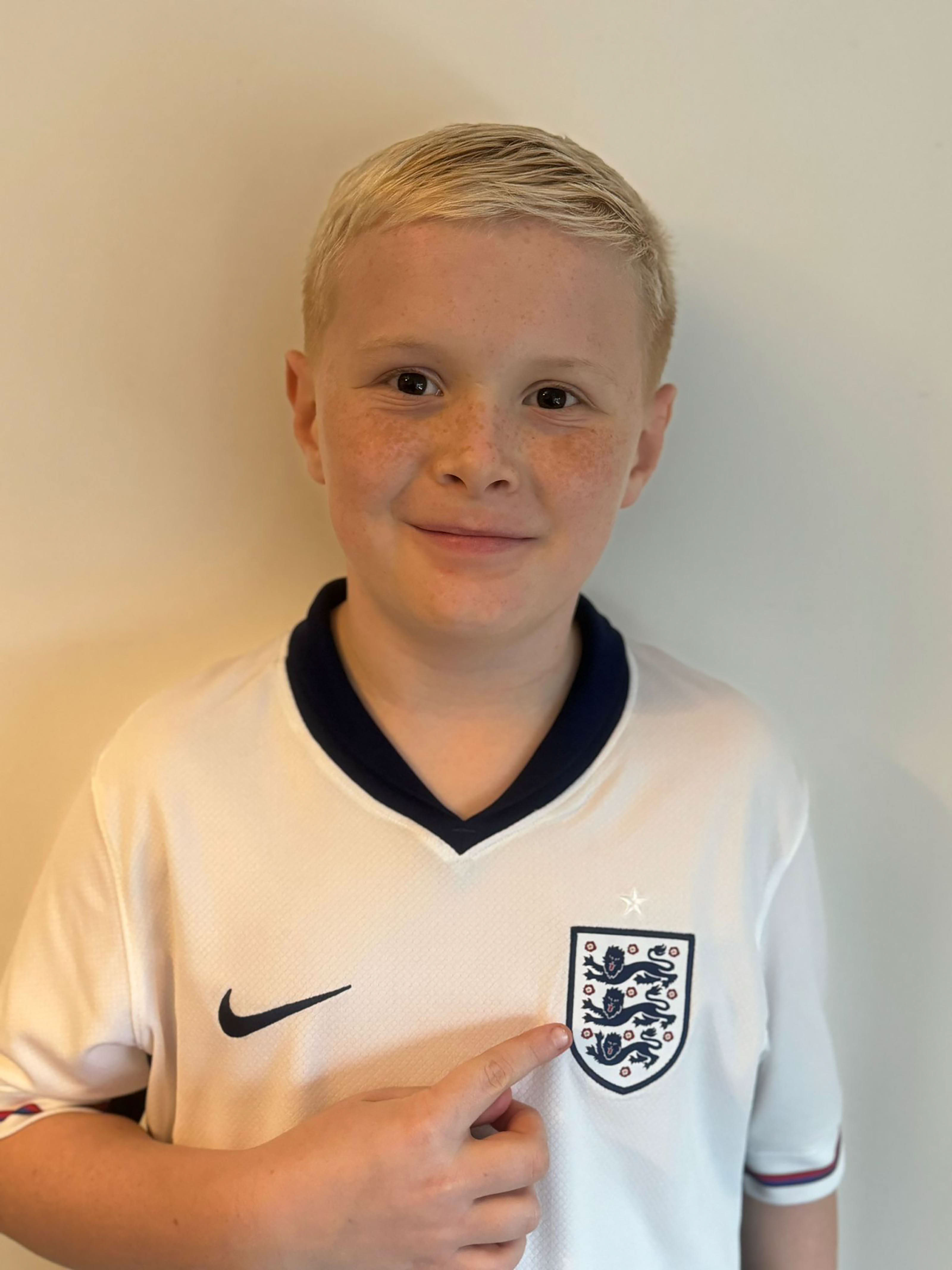 Der junge England-Fan trug das modifizierte Trikot im Wembley-Stadion, um seinen Helden beim Spiel gegen Brasilien zuzusehen