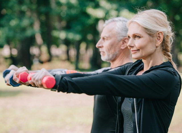 Reifes Fitnesspaar, das in seinen 50ern Hanteln für Übungen verwendet, um das Altern zu verlangsamen