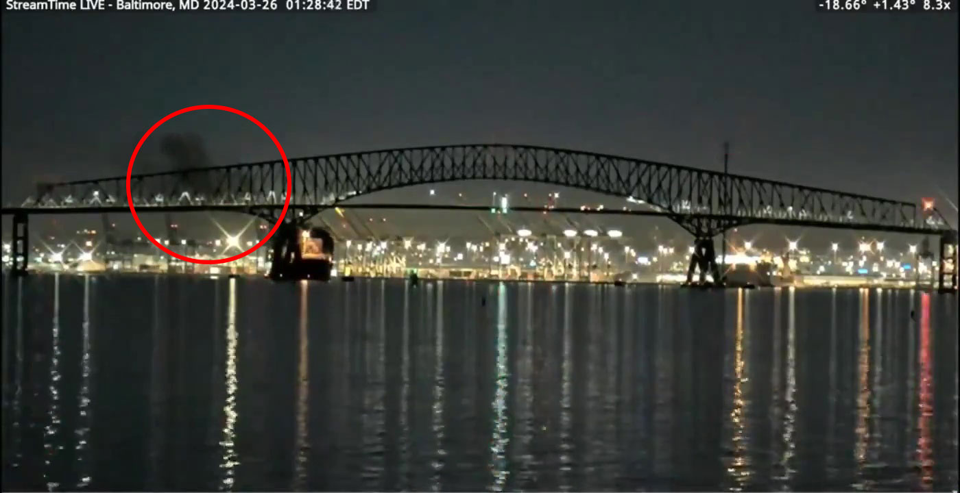 Man konnte sehen, wie Rauch aus dem Schiff aufstieg, als es sich langsam drehte und auf den Stützbalken der Brücke zusteuerte