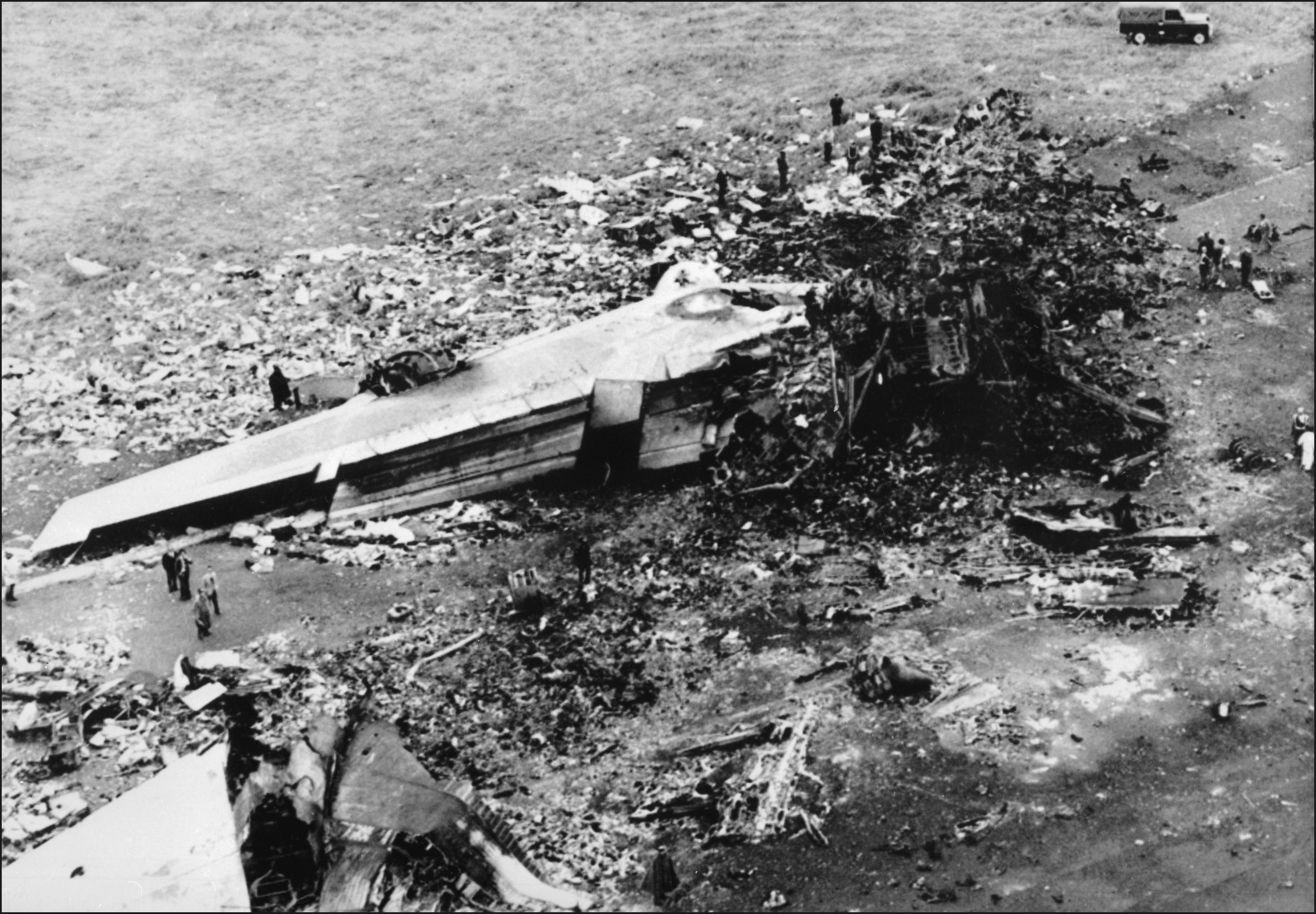 Das ausgebrannte Wrack der Pan Am 1736 liegt auf der Landebahn von Los Rodeos