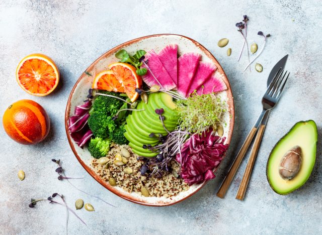 Pflanzliche Bowl mit Gemüse, Quinoa, Samen und Blutorange