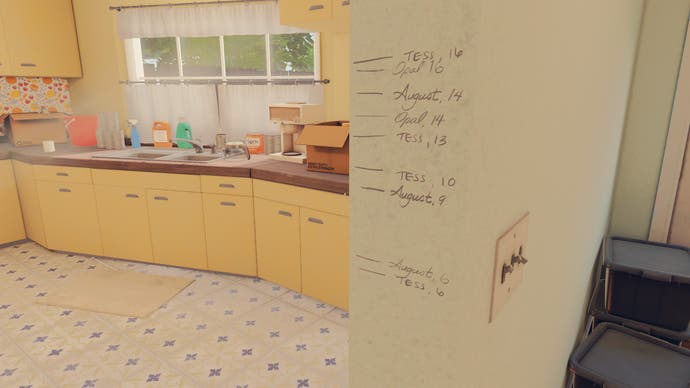 Eine sonnige Küche in einem Haus, mit Höhenmarkierungen an der Wand, die zeigen, wie die Bewohner hier gewachsen sind.