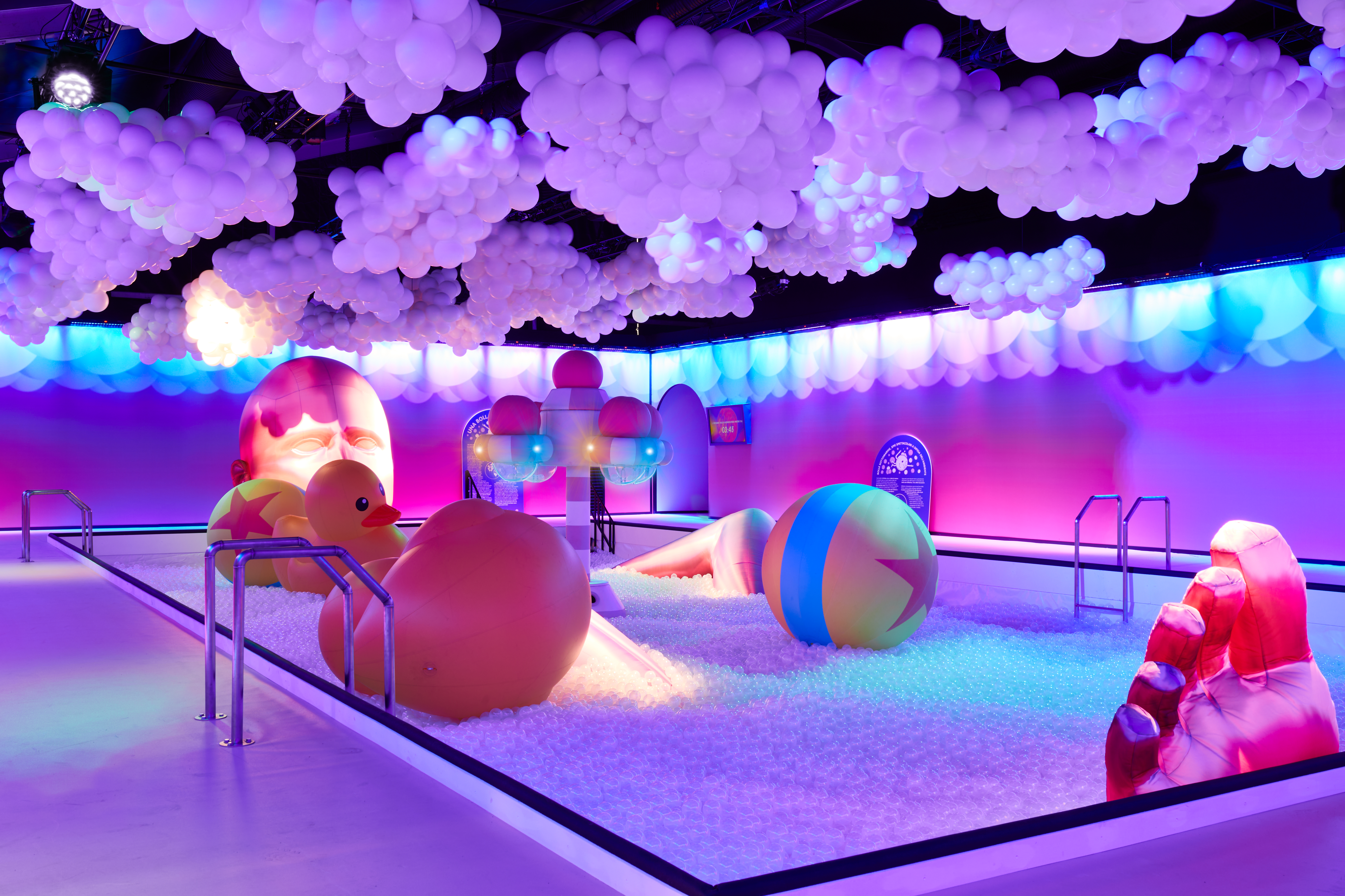 Bubble Planet in Wembley ist ein großer Spaß für Kinder und Erwachsene