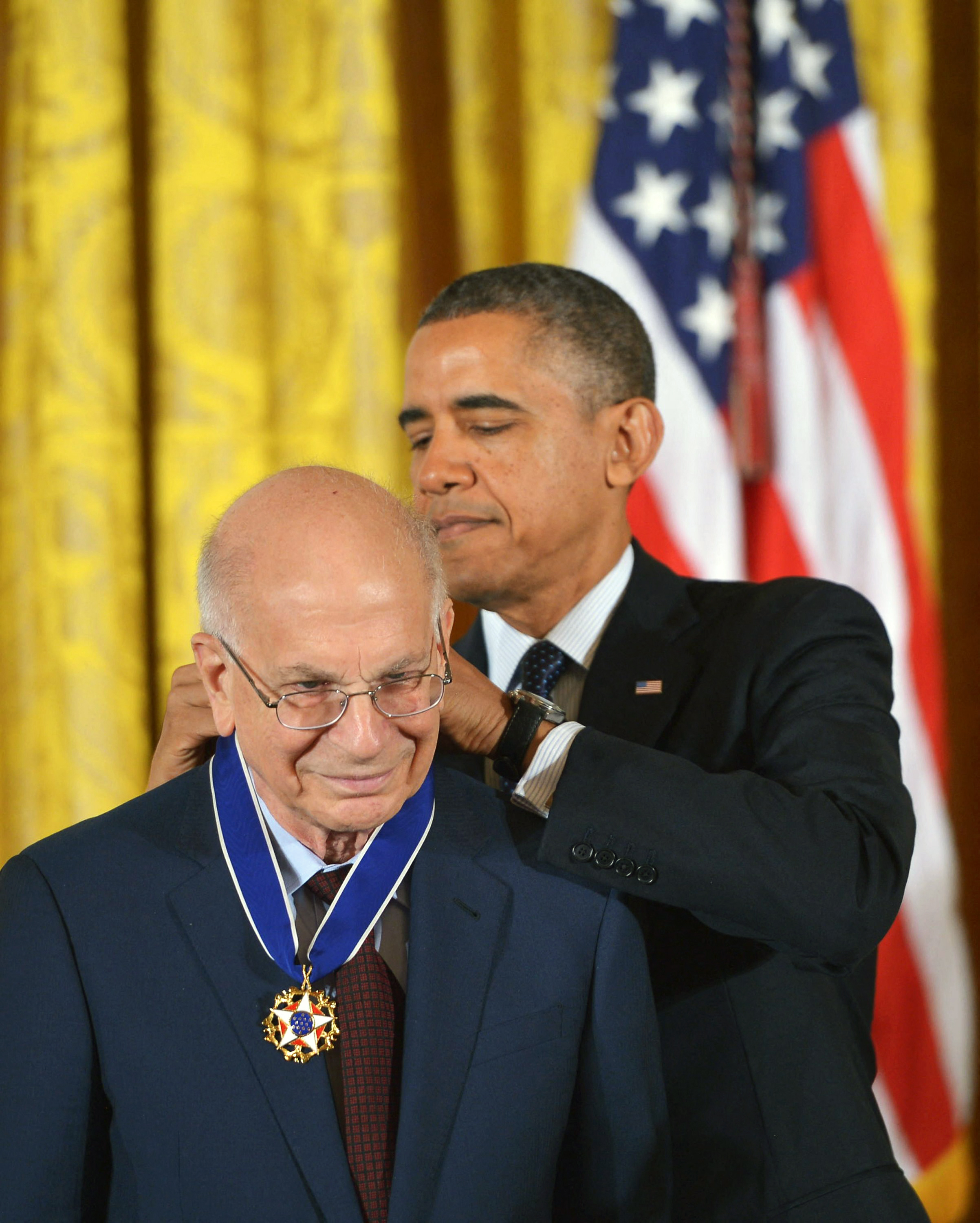 Der frühere US-Präsident Barack Obama überreichte Kahneman 2013 die Presidential Medal of Freedom