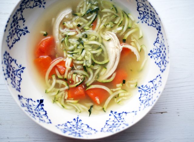 Whole30 Instant Pot Chicken Zoodle Suppe