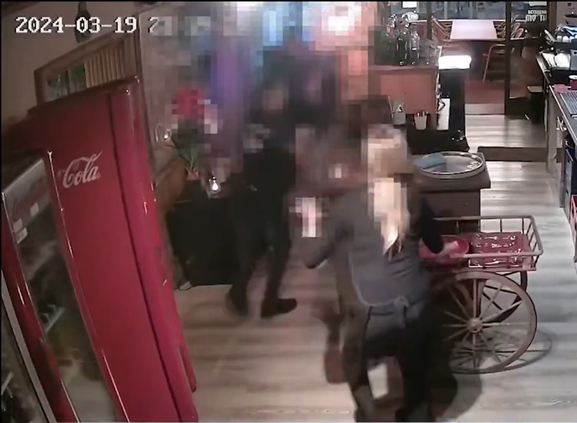 In dem Moment beginnen die Biker-Schläger, den Restaurantbesitzer zu verprügeln
