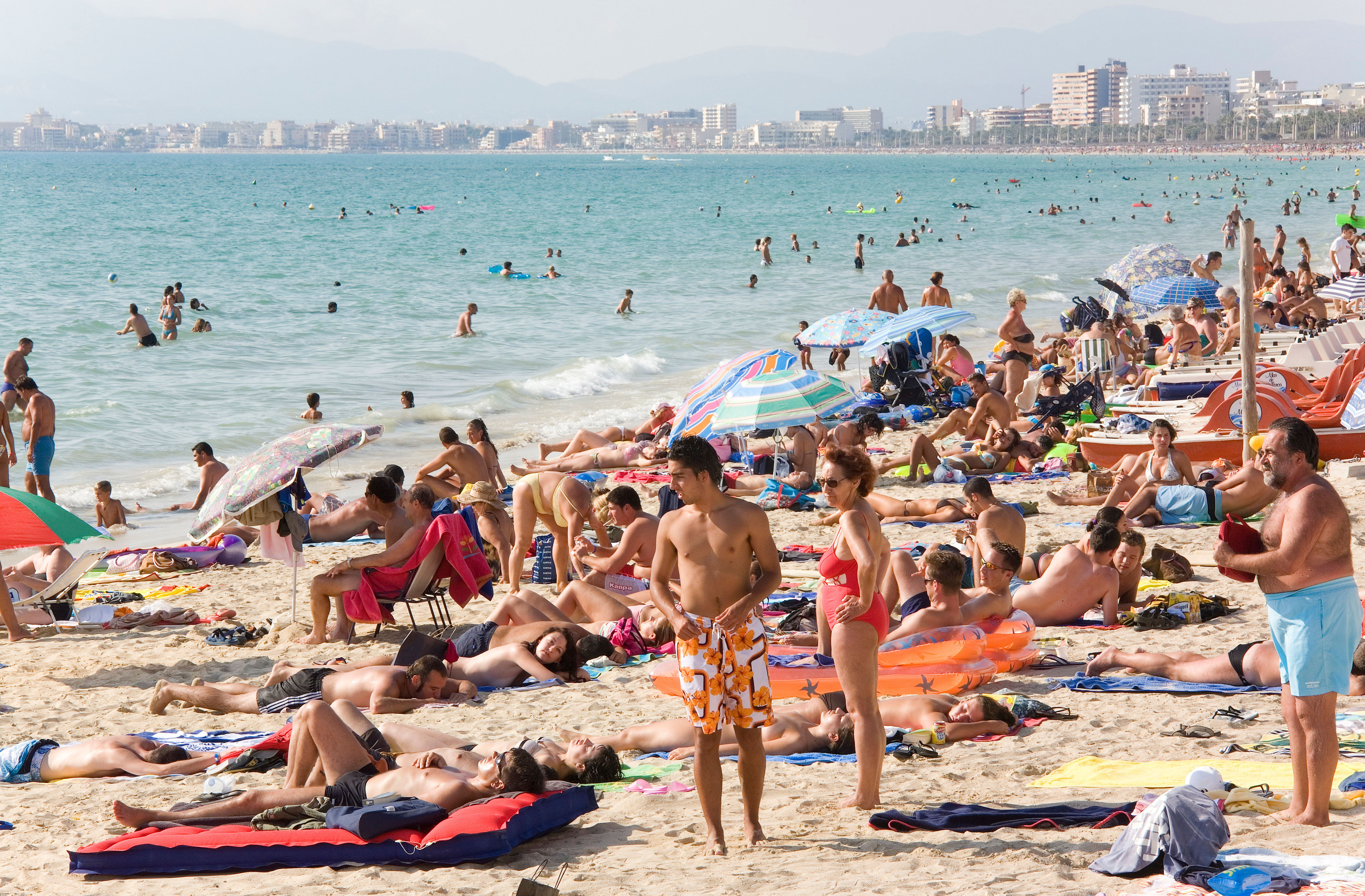 Der Strand in Playa de Palma auf Mallorca ist einer der größten Touristenorte in Spanien