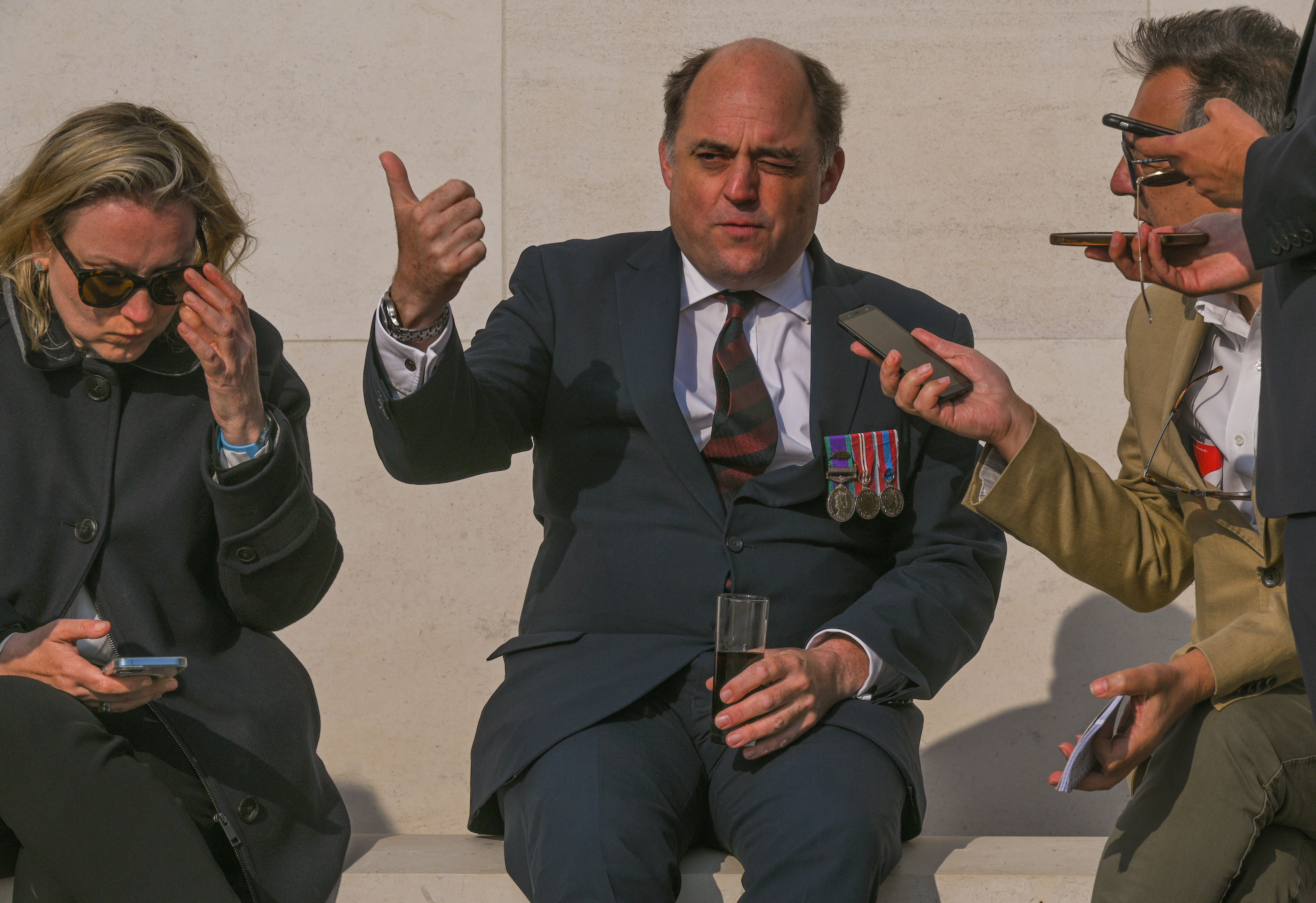 Ben Wallace während einer Pressekonferenz am Ende des 79. Jahrestages der Gedenkfeierlichkeiten zum D-Day in Ver-sur-Mer, Frankreich