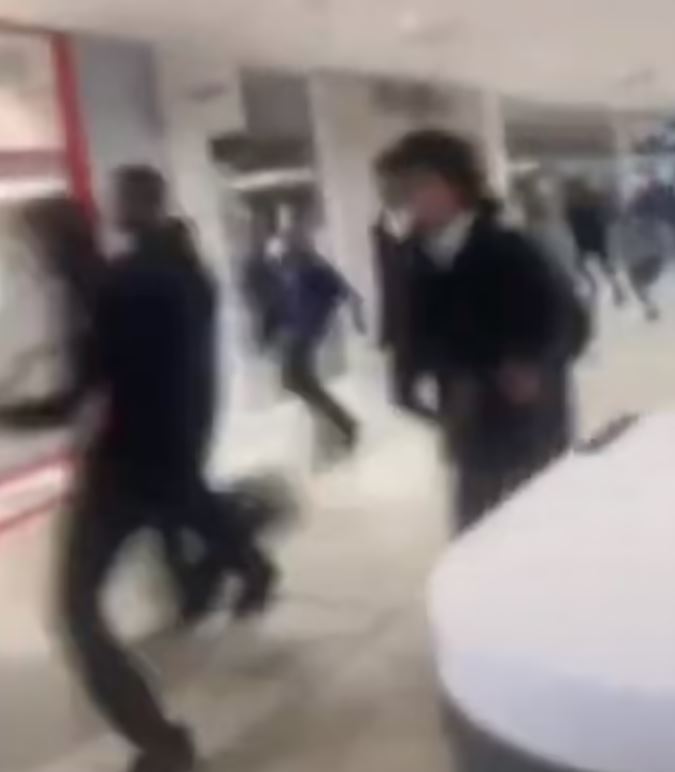 Wie Aufnahmen zeigen, sprinteten die Kinder durch Teile des Einkaufszentrums