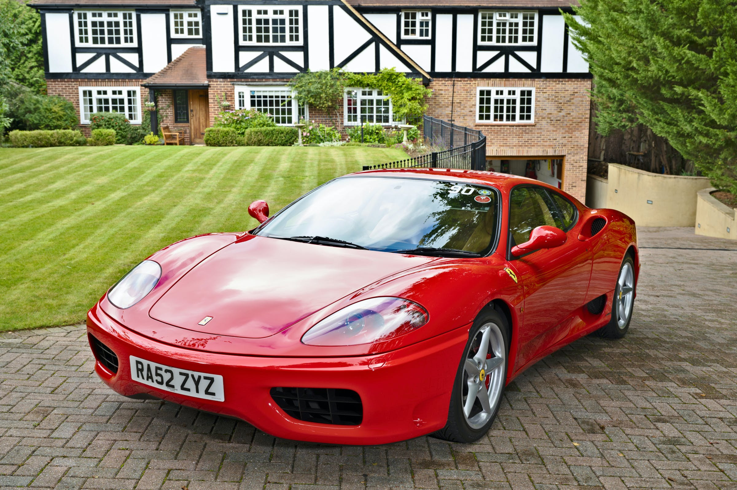 Zu seiner Sammlung gehörte im Laufe der Jahre ein wunderschöner Ferrari Modena mit einem ungewöhnlichen Extra