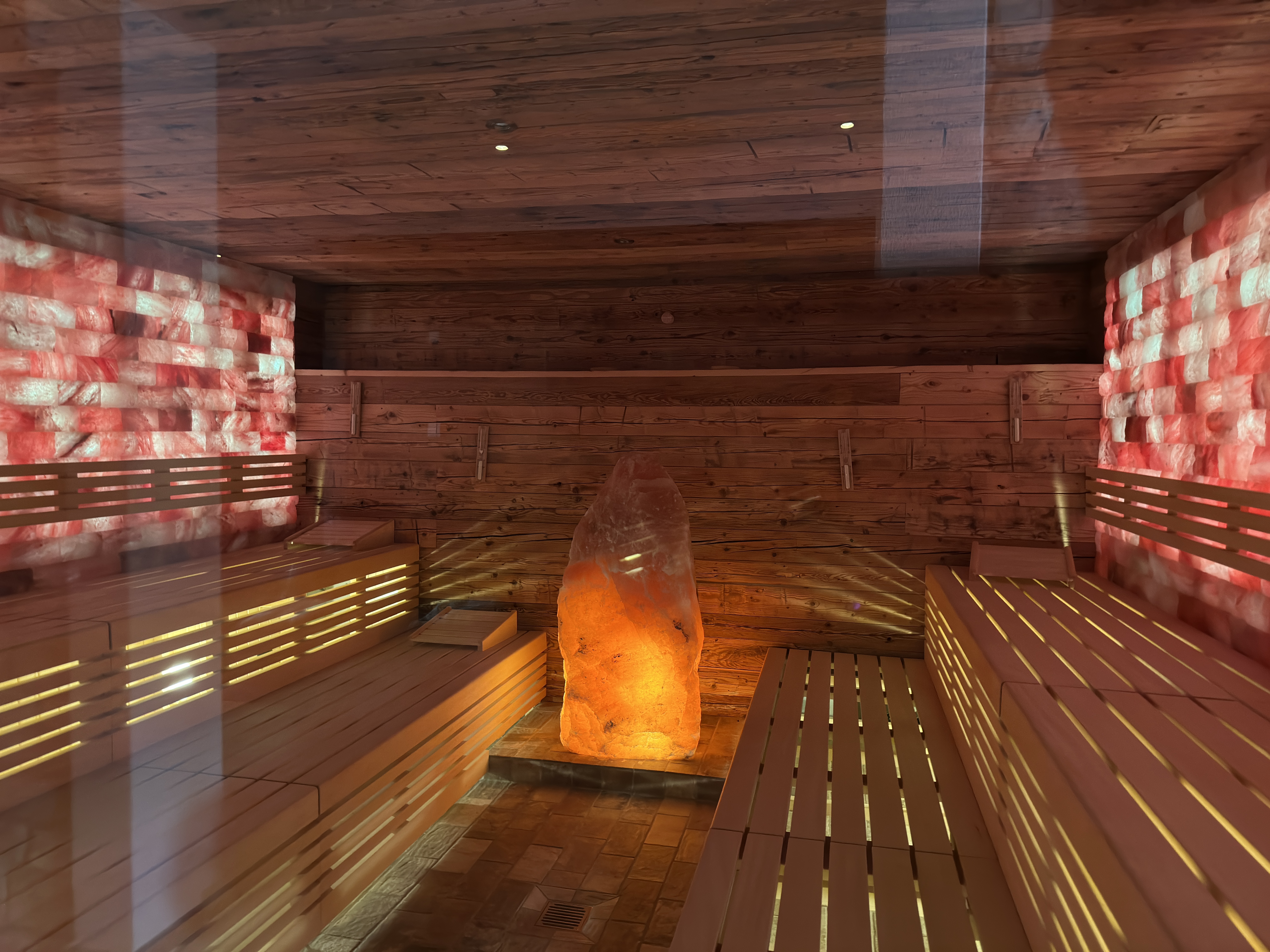 Zu den vorhandenen Einrichtungen gehört auch eine großzügige Sauna