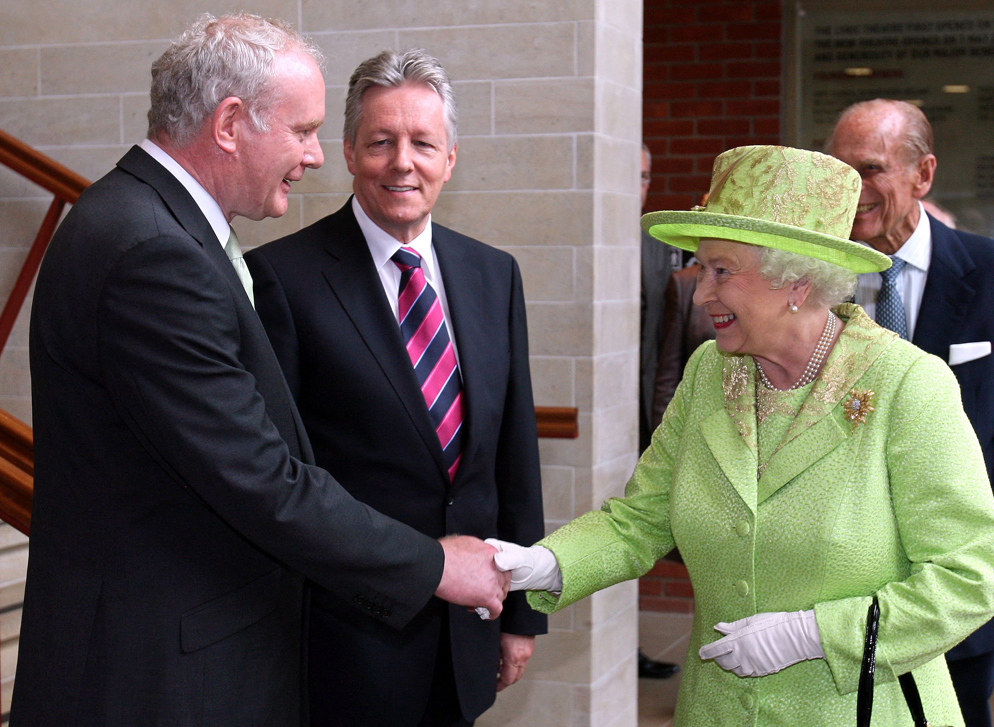 McGuinness begrüßt die Königin 2012 in Belfast