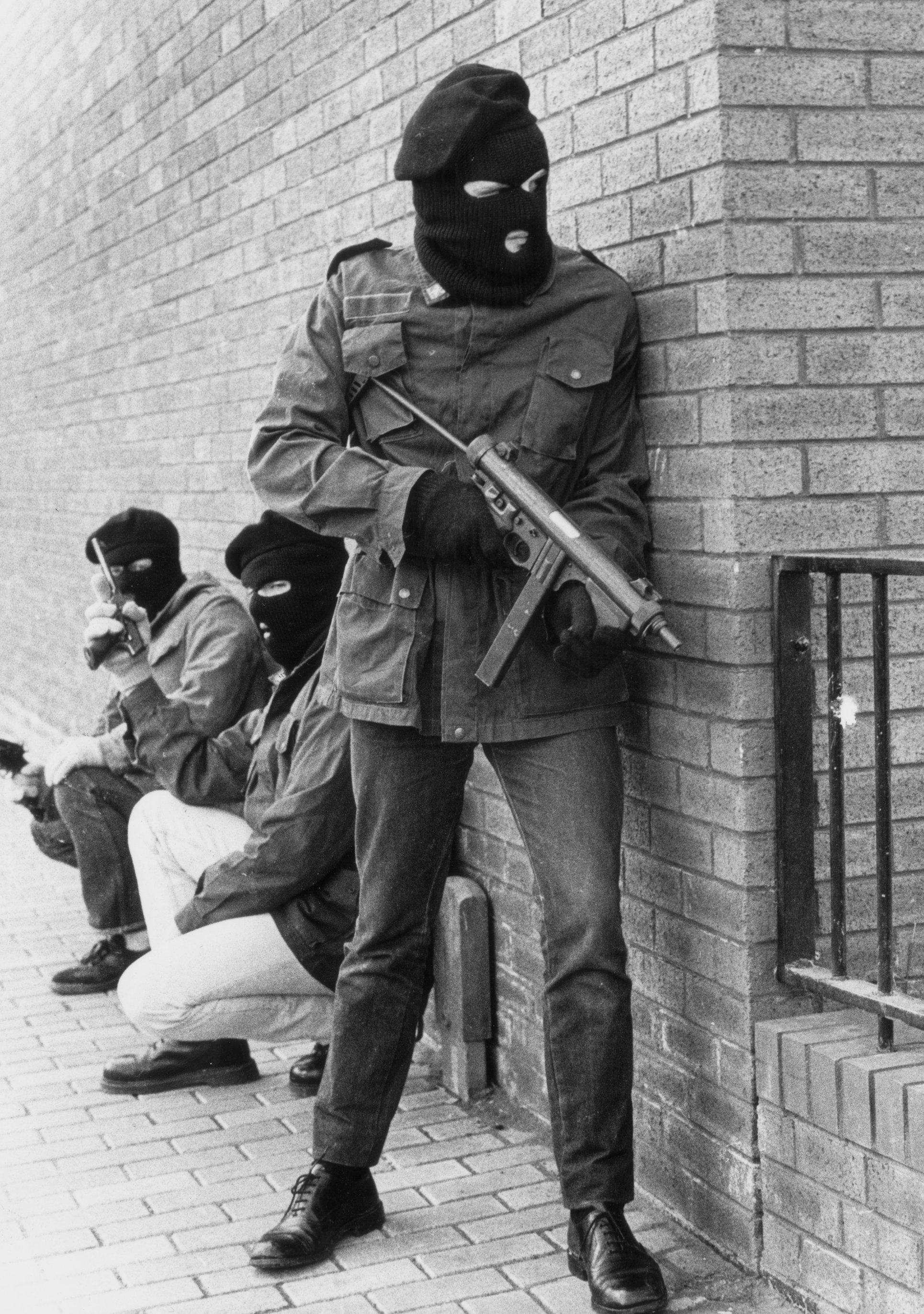 IRA-Paramilitärs auf Patrouille im White Rock-Gebiet von Belfast während der Unruhen