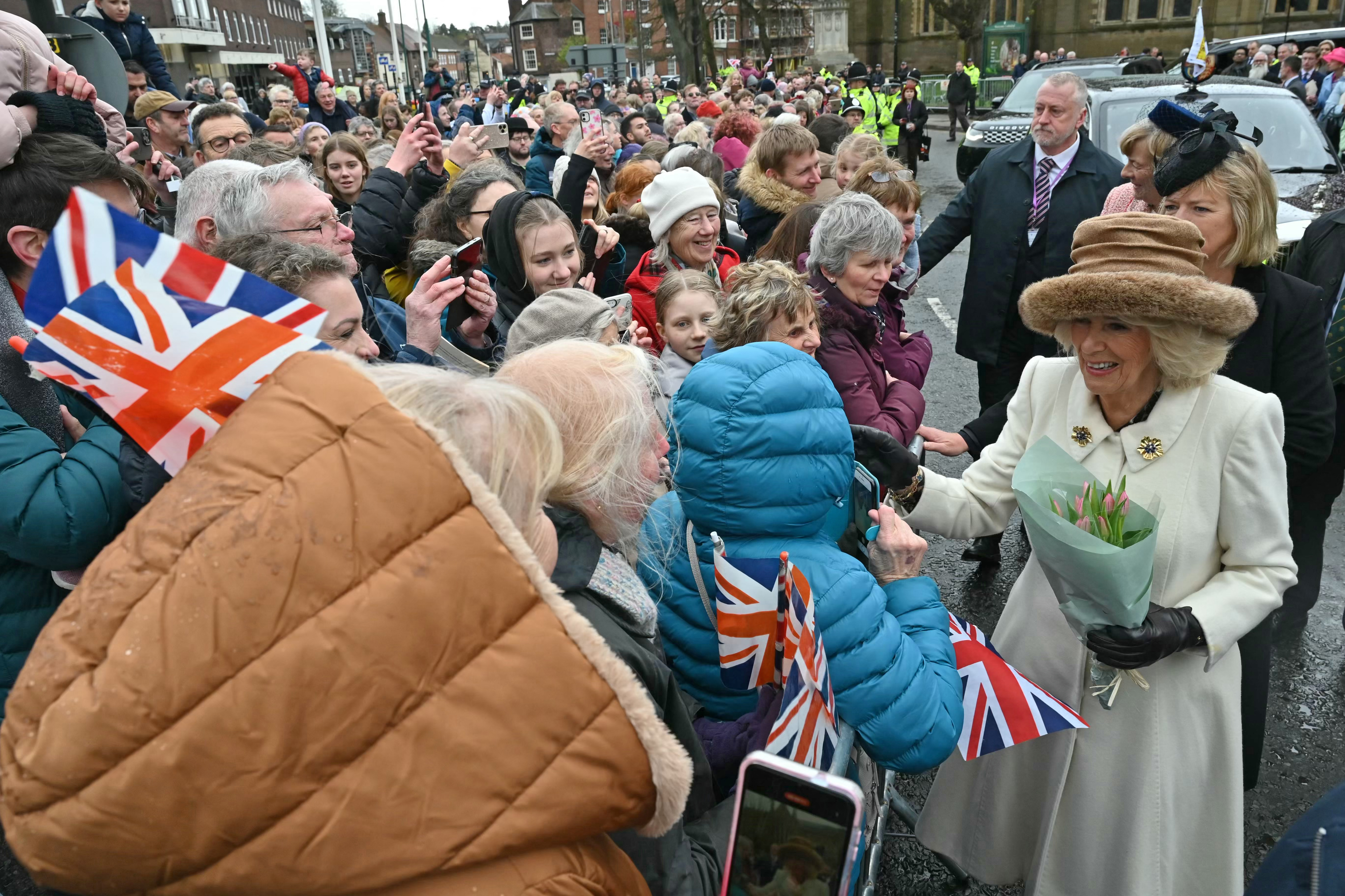 Charles und Königin Camilla werden einer kleinen Menschenmenge zuwinken und sie begrüßen