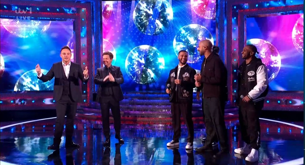 Die Gruppe trat den langjährigen Primetime-Moderatoren live auf ITV bei