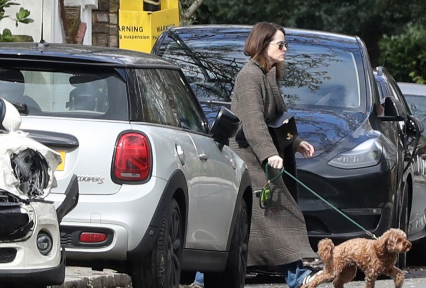 Die Schauspielerin wurde später beim Spaziergang mit ihrem Hund gefilmt