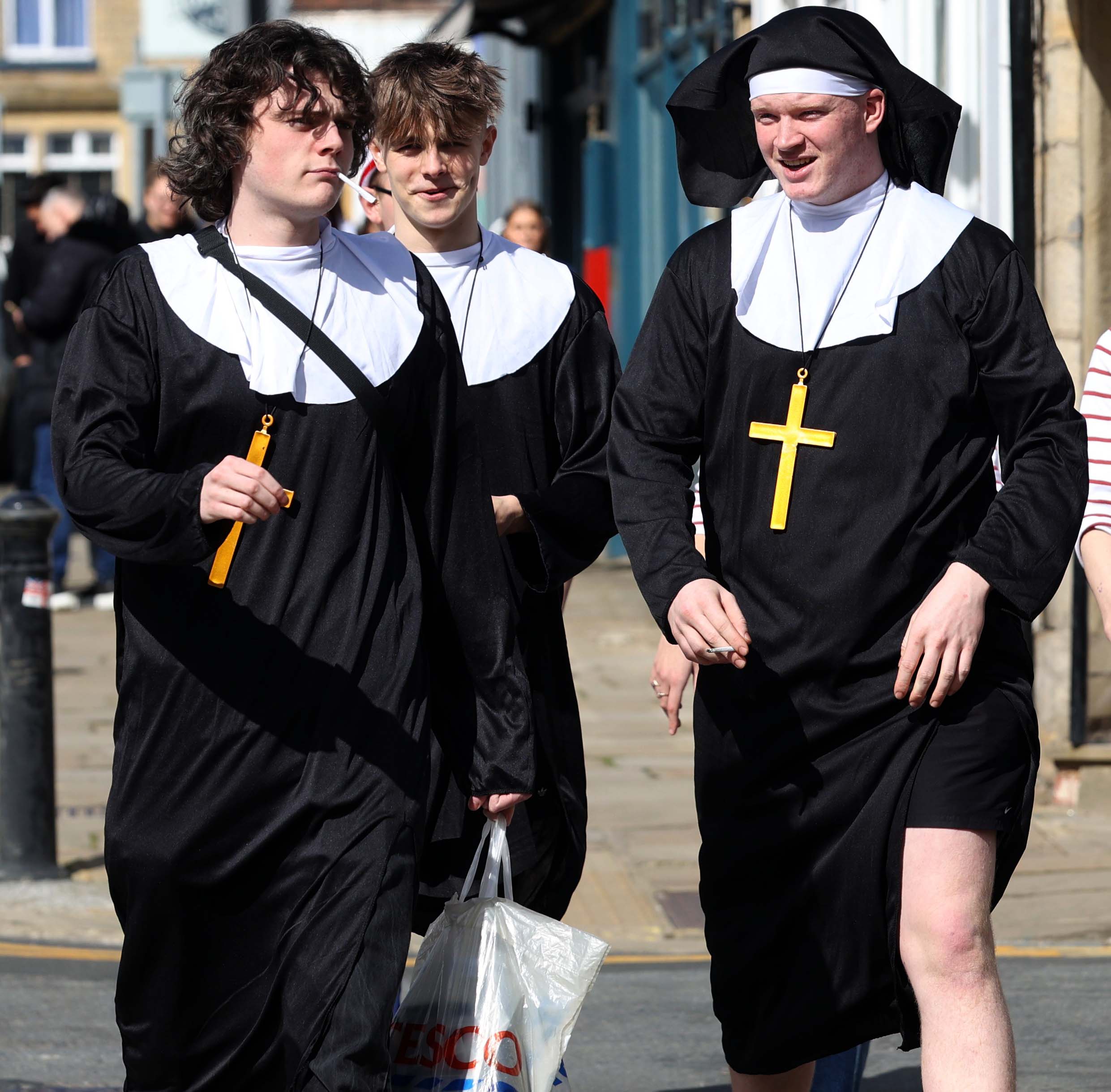 Drei Kerle tragen Nonnen-Outfits, als sie am Samstag nach Leeds fahren, um unheilvoll zu trinken