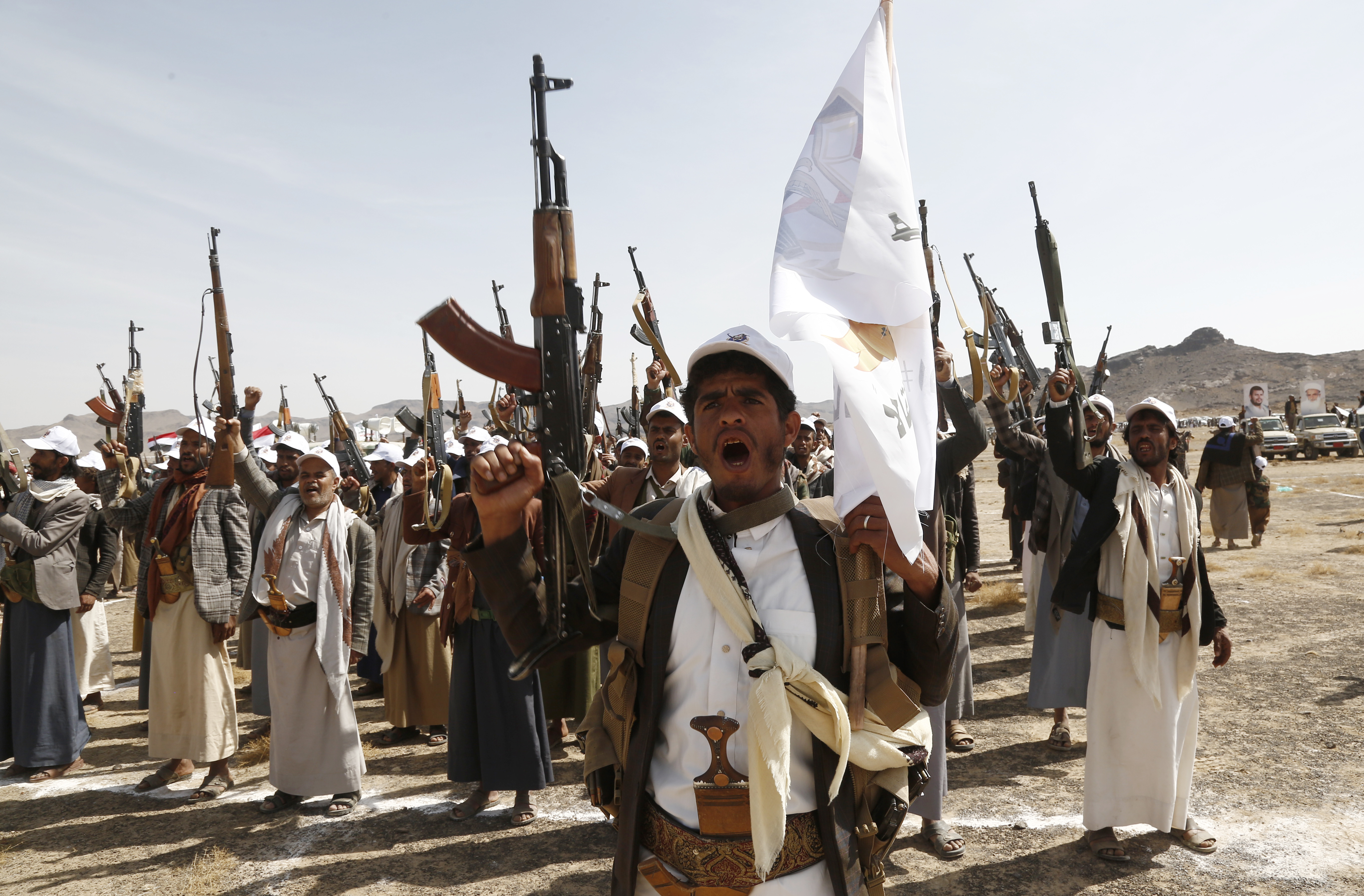 Houthi-Kämpfer in Sanaa, Jemen, feuerten ihre Gewehre bei einer Kundgebung zur Unterstützung von Gaza an
