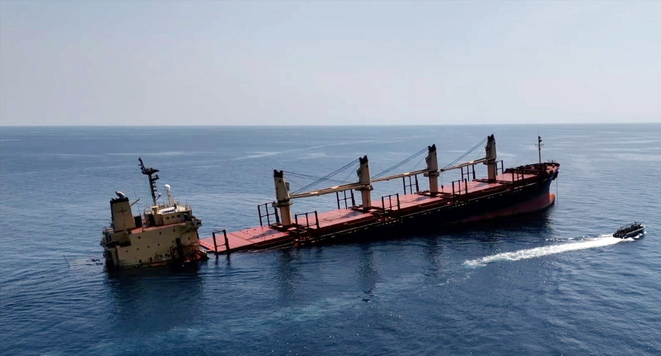 Das in Großbritannien registrierte Frachtschiff Rubymar sinkt, nachdem es bei einem Raketenangriff der Houthis im Roten Meer beschädigt wurde
