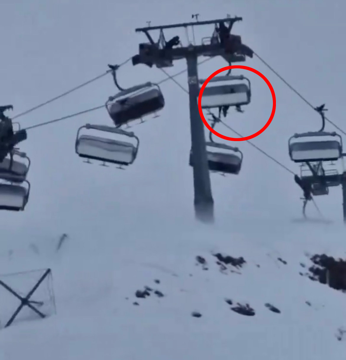 Skifahrer blieben eingeschlossen in den Skiliften in der Luft hängen