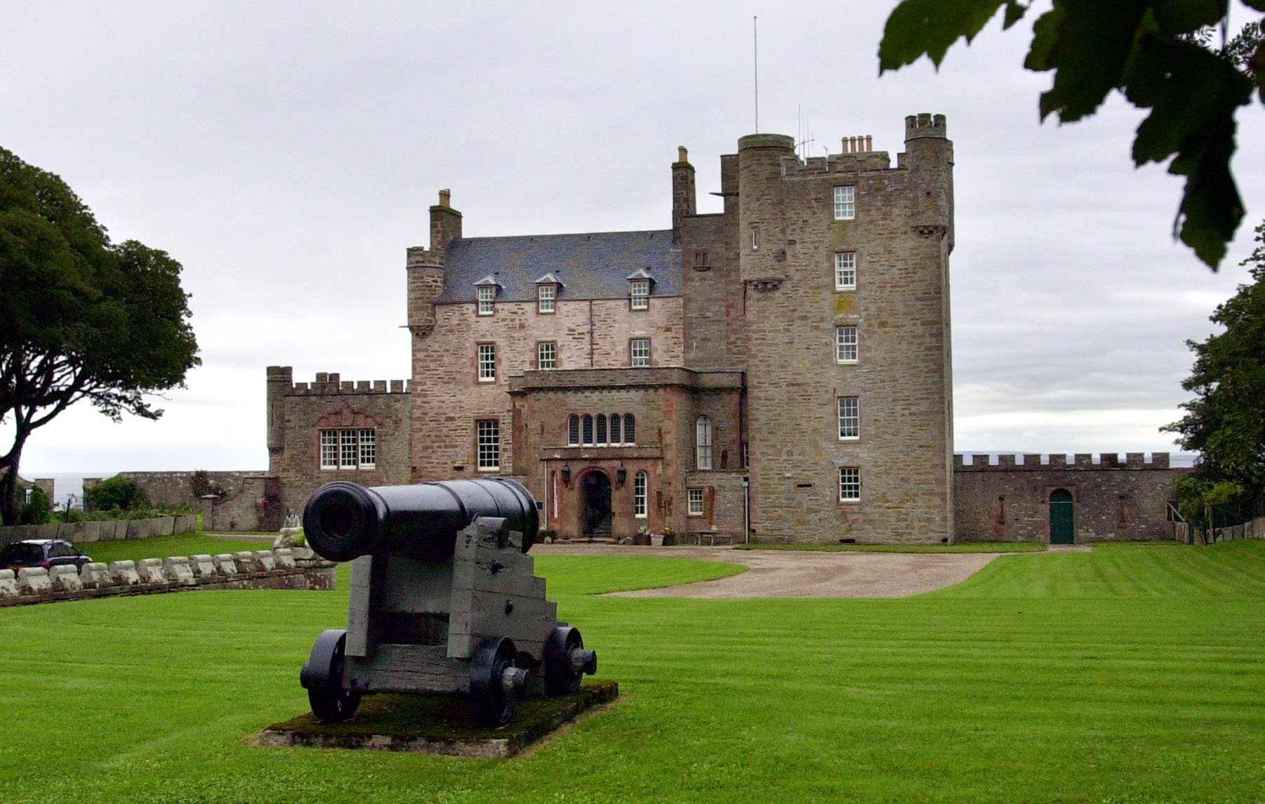 Das Anwesen ist eine viereinhalbstündige Fahrt von Balmoral Castle, einer weiteren schottischen Residenz der königlichen Familie, entfernt