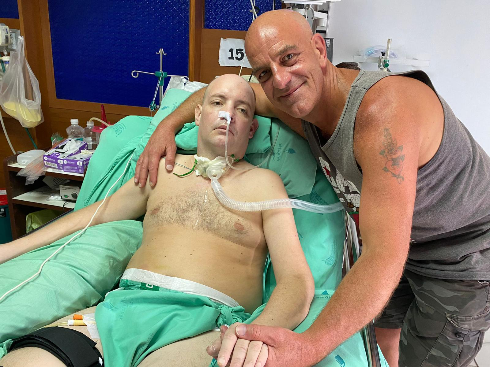 Adrians Onkel Alan besuchte ihn, während er in Thailand im Krankenhaus lag