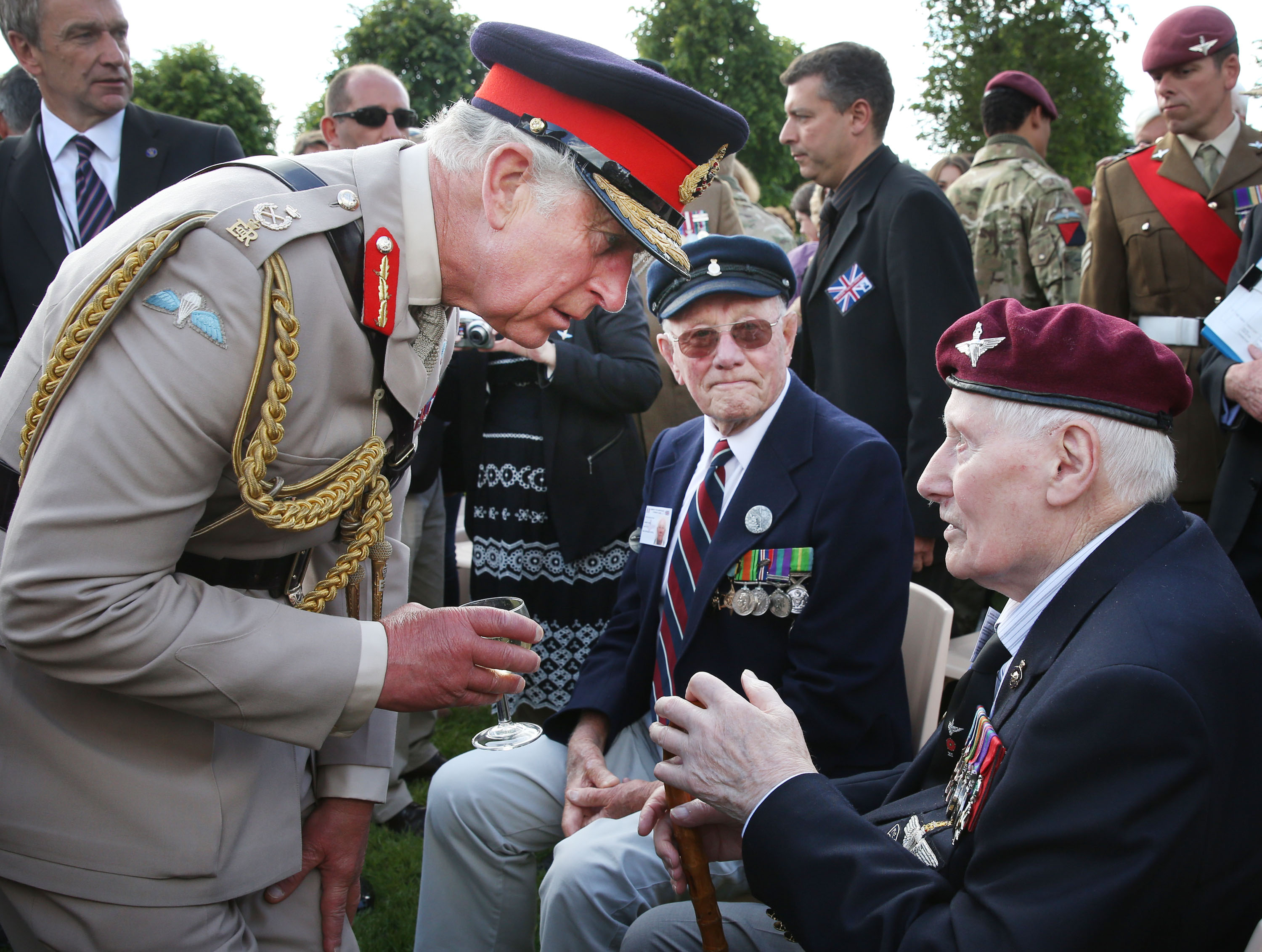 Charles trifft sich zum 70. Jahrestag der Landung mit den Normandie-Veteranen Jim Beasant (rechts) und Douglas Coxell