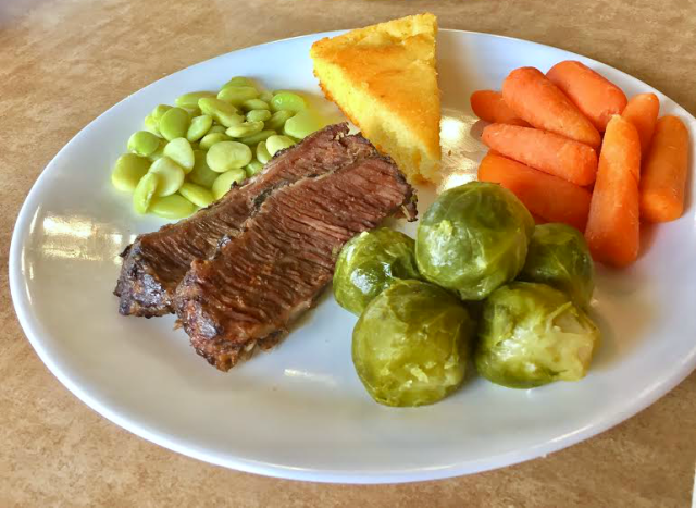 Rosenkohl auf einem Teller mit Fleisch und anderem Gemüse in einem Restaurant im Golden Corral