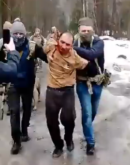 Ein weiterer Terrorverdächtiger, Rachabalizoda, ist in einem grausamen Clip zu sehen, in dem russische Truppen ihm ein Ohr abschneiden und es ihm verfüttern