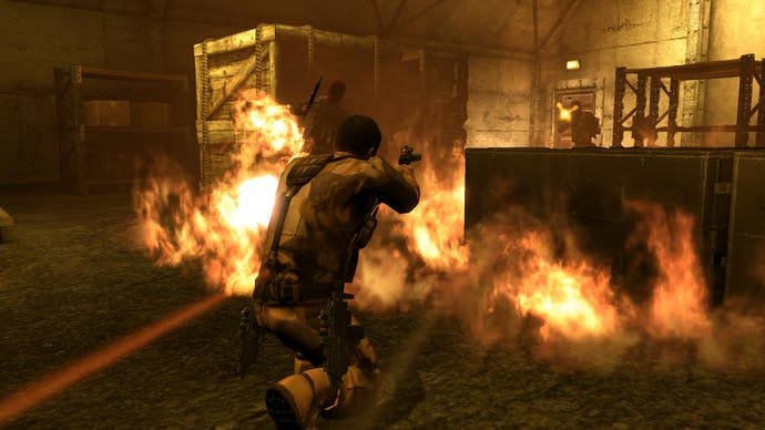 Screenshot des Alpha-Protokolls, der zeigt, wie der Spielercharakter kauert und mit einer Pistole auf Feinde hinter brennenden Kisten zielt