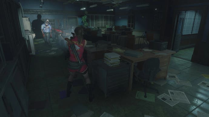 Claire zielt im Resident Evil 2 Remake-Mod mit fester Kamera auf einen Zombie in einem geschäftigen Büro