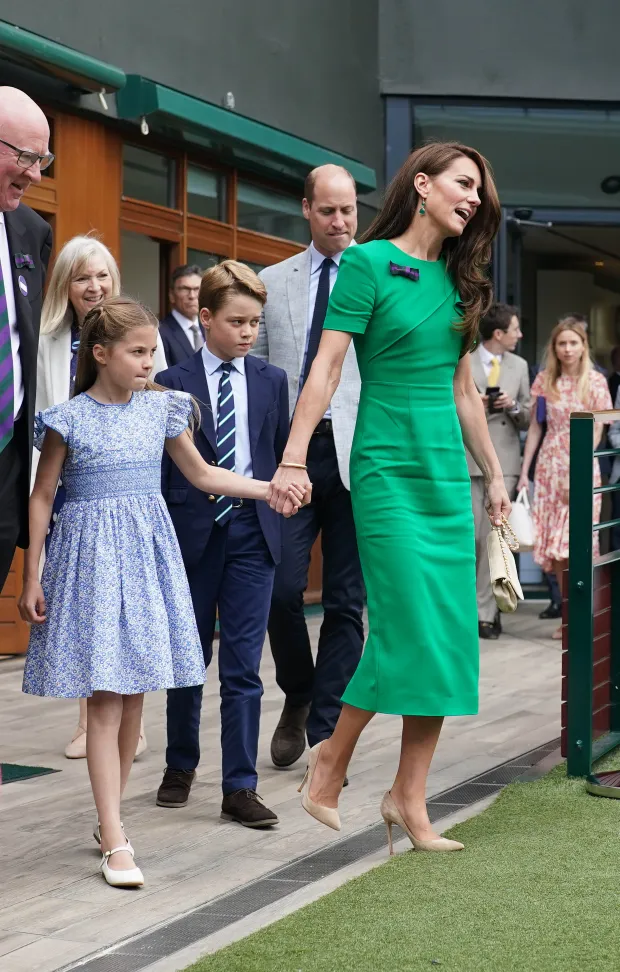 Kate und Wills, die letzten Sommer hier in Wimbledon fotografiert wurden, machten sich am Sonntag auch auf den Weg, um ihren drei Kindern beim Sport zuzusehen