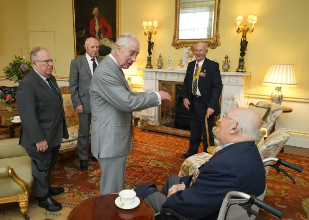 Charles traf sich Anfang dieser Woche im Buckingham Palace mit Veteranen des Koreakrieges – Alan Guy, Mike Mogridge, Brian Parritt und Ron Yardley