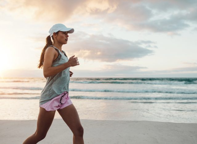 Frau läuft am Strand, Konzept: Ist es schlecht, nur Cardio-Workouts zu machen?