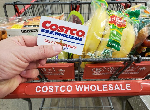 Costco-Karte und Einkaufswagen mit Lebensmitteln