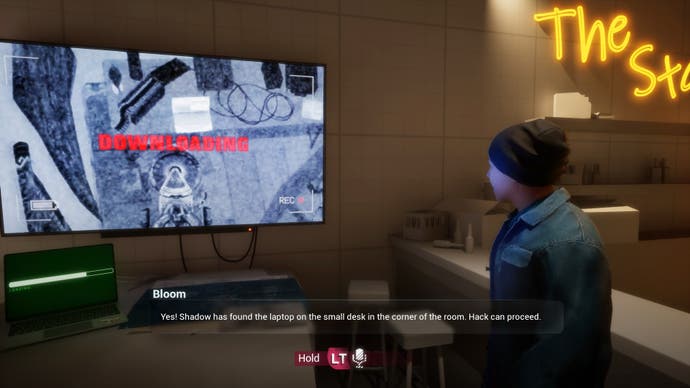 Ubisoft Neo NPC-Spieldemo, die einen Charakter zeigt, der einen Fernsehbildschirm mit einem Live-Feed von einer Drohne betrachtet.