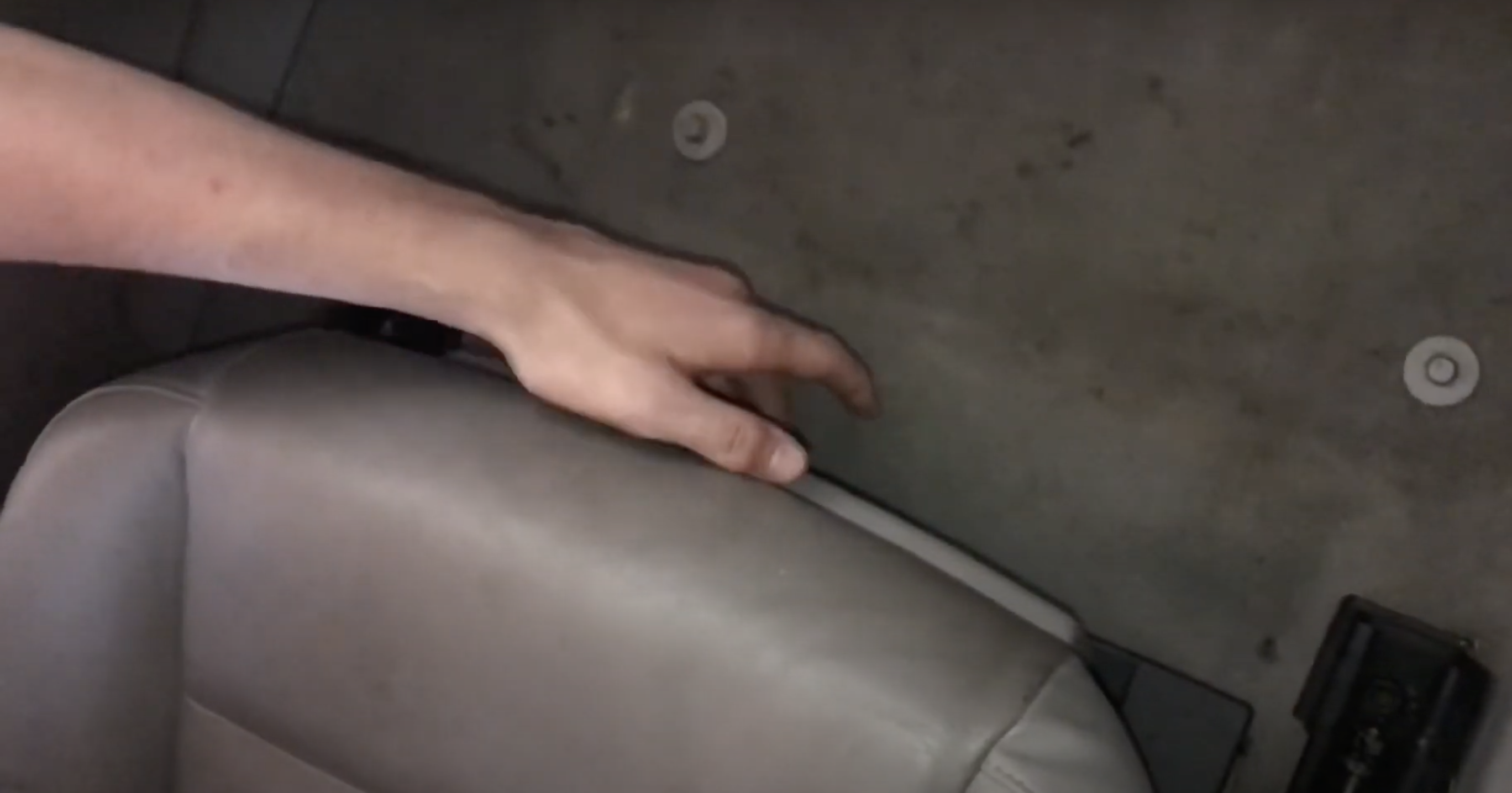 Autofahrer enthüllten den versteckten Stauraum unter dem Vordersitz