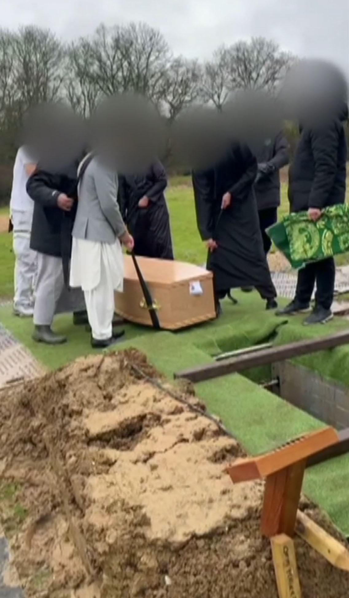 Ezedi wurde letzten Monat in einer islamischen Zeremonie unter dem Namen Abdul Wahed beigesetzt