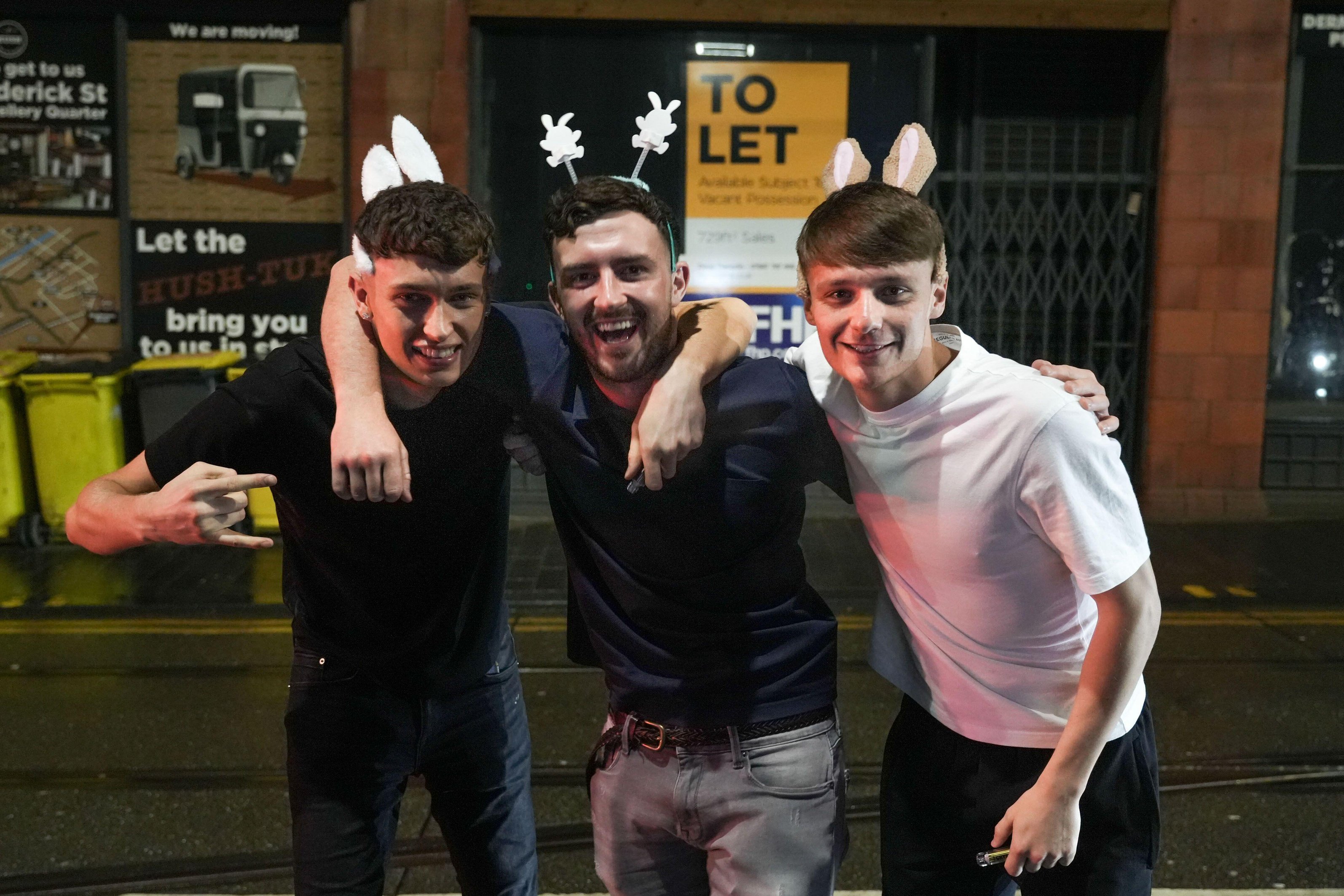 Jungs in Birmingham genießen ihren Osterabend in der Stadt mit Hasenohren
