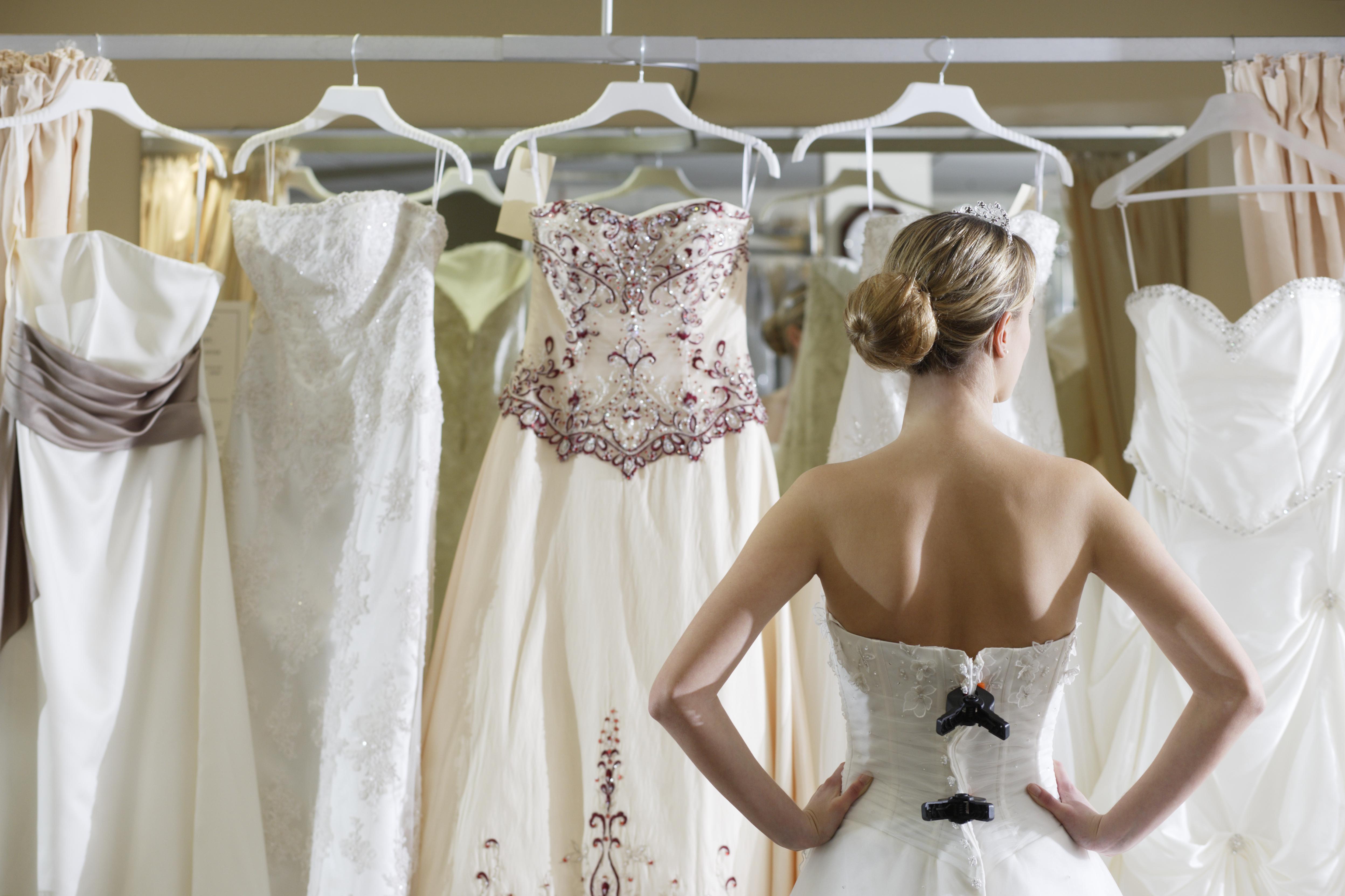 Ein Mitarbeiter der Hochzeitsbranche verriet, dass er die Schwiegermutter niemals mit diesem Kleid gehen lassen würde