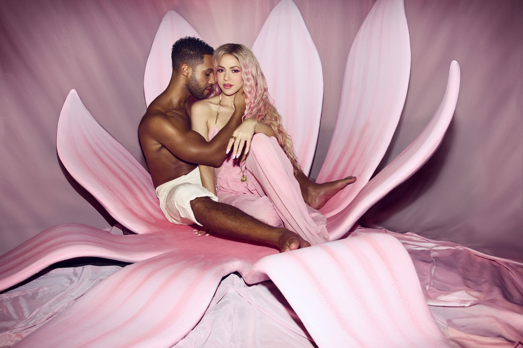 Letzten Monat waren Fans des kolumbianischen Popstars Shakira verblüfft, als sie Lucien in ihrem neuen Musikvideo für Punteria entdeckten